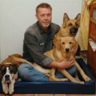 Pär Bjellå Hundaktiv sedan 1998, då jag kom att dela hushåll med Anna. Det gick liksom inte att värja sig från alla hundar och hundaktiviteter. Och hundintresset har rullat på, med kurser och vidareutbildningar. Först blev jag allmänlydnadsinstruktör, sedan SBK-instruktör, och nu senast SBK-instruktör bruks/tävlingslydnad. Jag håller gärna valp-, allmänlydnads-, dressyr- och klickerkurser samt spår- och sökutbildningar.
Det är även trevligt och givande att vara med och arrangera tävlingar, och därför har jag utbildat mig till MH-figurant och A-tävlingsledare.