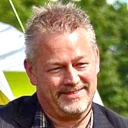 Jörgen Oinonen (Dömer grp 4, 5, 6 och 10) Jörgen Oinonen – Kennel Twyborn /
Jag har haft hundar sen barnsben och växte upp med schäfer, senare tillkom även tax i familjen. Min allra första hund som jag själv köpte var, när jag som 15 år köpte en schäfertik som följde mig under många år.
I vuxen ålder har vi haft och har engelsk springer spaniel, pekingese, greyhound, tax och whippet i familjen. Idag består flocken av tre whippets och tre taxar. Sedan 2016 är jag även delägare i kennel Twyborn med uppfödning av whippet.
Själv ställer vi ut mycket flitigt både i och utanför landet med stor framgång. Övrig fritid präglas även det av ett aktivt hundägande och med uppdrag inom flera hundklubbar, bland annat som ordförande för specialklubben Svenska Vinthundklubben de senaste 5 åren.