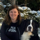 Matilda Warnqvist Hundtokig tjej som vuxit upp med Berner Sennen, valet var därför enkelt och 2014 flyttade min första egna bernerkille Kurt hem till mig. Mitt intresse väcktes för hundträning samt hundsport och 2015 examinerades jag till SBK allmänlydnadsinstruktör. 2017 gick jag ytterligare en utbildning i Brukslydnad och där har mitt personliga intresse fastnat extra. 2018 flyttade ett yrväder in i familjen i form av en kelpiekille, Jax. Jag gillar att arbeta med mina hundar i skog och mark. 2018 utbildade jag mig även till MH-figurant.
Jag brinner för att dela med mig av min kunskap och hjälpa andra hundägare att vidareutvecklas i både valp- och grundträning som träning för tävling.