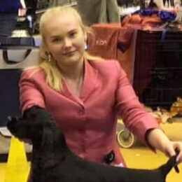 Stina Frankesjö (Dömer barn med hund) Stina Frankesjö. Jag började tävla och ställa ut 2012, jag fick äran att ta hem en amerikans cocker som sedan har fått stanna. Jag gjorde min första Juniorhandling-tävling i Askersund 2012.
2015 vann jag SM i juniorhandling med en dvärg schnauzer och fick åka och representera Sverige på den stora utställningen på Crufts i England.
2018 kom jag med i landslaget i juniorhandling och fick representera Sverige på NM i Norge där laget kom på en silverplats och individuellt blev jag topp-10.
Jag visar även våra egna hundar och andras hundar. Jag ser mycket fram emot att döma hos Degerfors BK //Stina